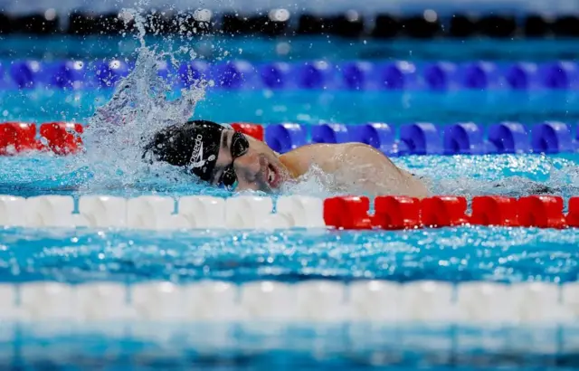 決勝のレースで泳ぐ鈴木