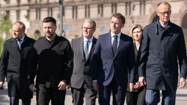 Polonya Başbakanı Donald Tusk, Ukrayna Devlet Başkanı Volodimir Zelenski, Başbakan Sir Keir Starmer, Fransa Cumhurbaşkanı Emmanuel Macron, Ukrayna Devlet Başkanı Volodimir Zelenski'nin eşi Olena Zelenska ve Almanya Başbakanı Friedrich Merz.