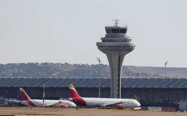 Waxaa jiray ilaa 400 oo qof oo ku xayirnaa garoonka usbuucii hor