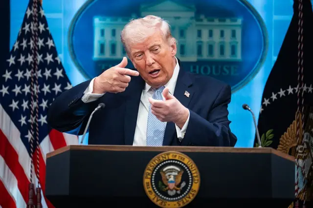 El presidente Donald Trump simula disparar un arma durante una conferencia de prensa en la sala de reuniones de la Casa Blanca sobre la guerra en Irán, el lunes 6 de abril de 2026.