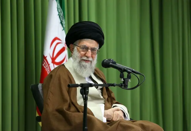 Aiatolá Ali Khamenei sentadojogo mais facil de ganhar dinheirofrente a microfone 