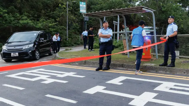 警员在香港大屿山石壁监狱外围一处巴士站拉起封锁线(29/4/2025)
