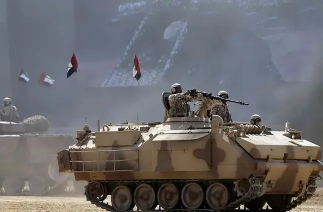 Des soldats émiratis en exercice sur un char.