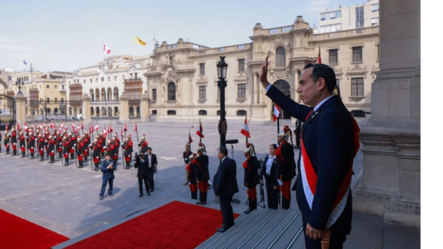 El nuevo presidente de Perú, José Jeri, saluda desde las escaleras del palacio presidencial luego de su ceremonia de juramentación en el Congreso.