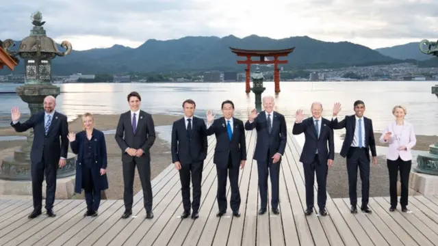 G7 leaders pose for picture