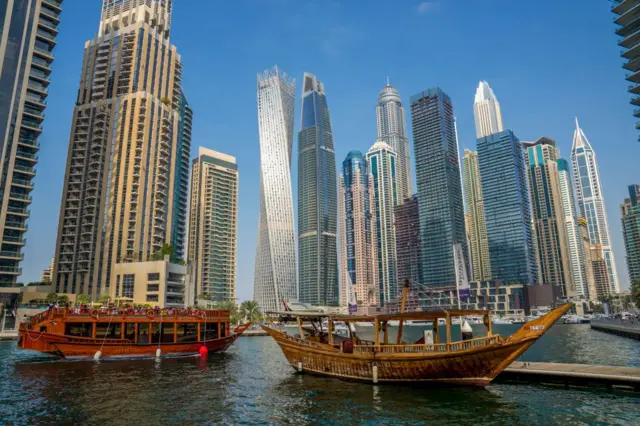 Barcos e skyline de Dubai