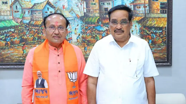 गुजरात बीजेपी प्रमुख सी आर पाटिल के साथ मुकेश दलाल 