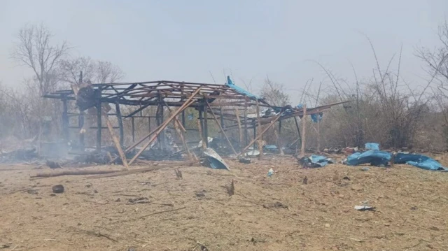 불에 타 뼈대만 겨우 남은 가옥