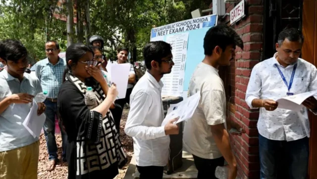 நீட் பிரச்னை : ஆயிரக்கணக்கான இந்திய மருத்துவ மாணவர்கள் வெளிநாடுகளை நாடுவது ஏன்?