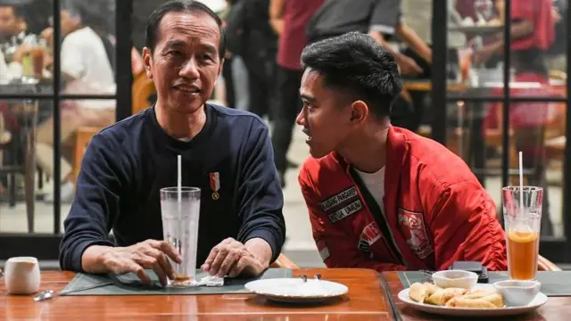 Presiden Joko Widodo (kiri) berbincang dengan Ketua Umum Partai Solidaritas Indonesia (PSI) Kaesang Pangarep (kanan) saat melakukan pertemuan di kawasan Jalan Braga, Bandung, Jawa Barat, Sabtu (3/1/2024). 