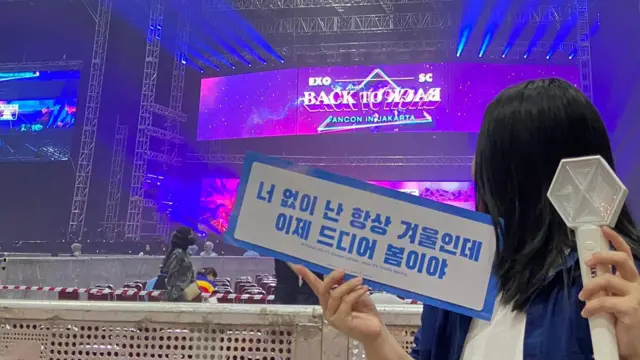 Maureen berfoto di venue konser EXO