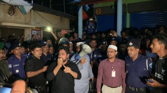 দীঘিনালা বাজারে শনিবার পরিদর্শনে এসে বক্তব্য দিচ্ছেন উপদেষ্টা নাহিদ ইসলাম