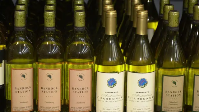 Flaše belog vina u supermarketu