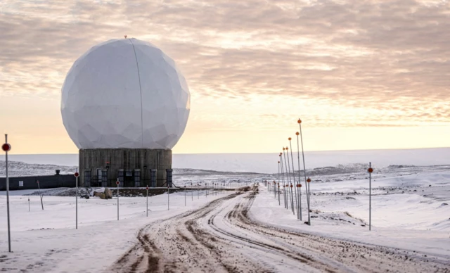 Golf topuna benzeyen bir yapının, yüksek teknolojili izleme üssü olduğunu biliyoruz. Burası karlar içinde tek başına bir yapı.