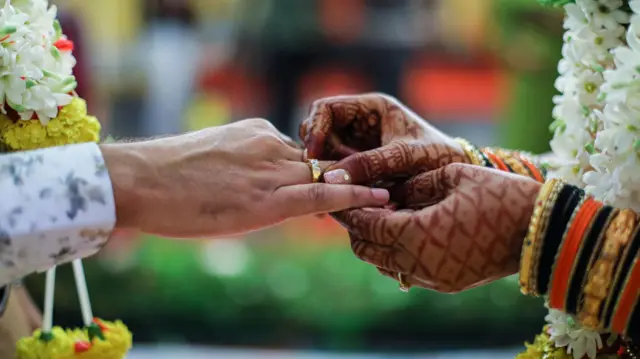 හර්ප්රීත් කෞර් තරුණයින් කිහිප දෙනෙකු සමඟ ඔන්ලයින් මගින් විවාහ ගිවිසගෙන තිබුණි.