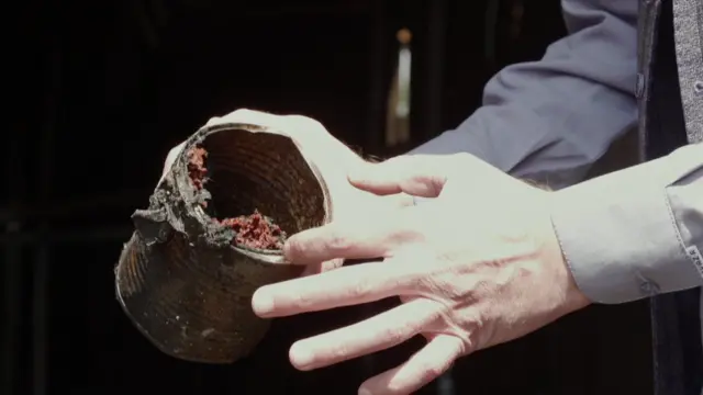 ویجاړ کانټینرونه اوسوځېدلې لوبیا، وچ چای او د رومي بانجانو روب