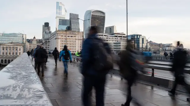 런던 브리지를 건너 출근하는 사람들의 모습