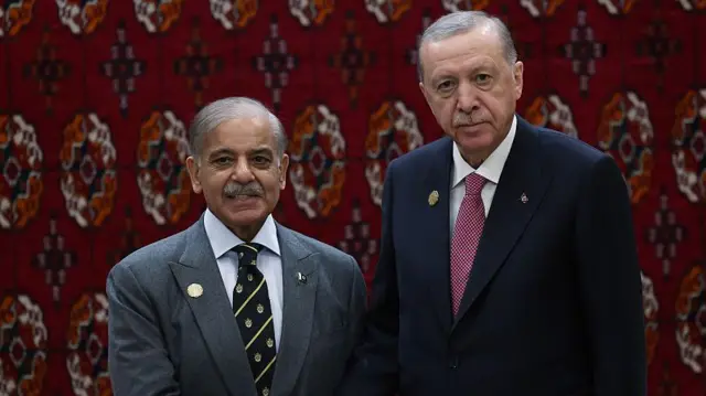 तुर्की के राष्ट्रपति रेचेप तैय्यप अर्दोआन और पाकिस्तान के प्रधानमंत्री शहबाज़ शरीफ़ तुर्कमेनिस्तान में एक मुलाक़ात के दौरान (तस्वीर: दिसंबर 2025)