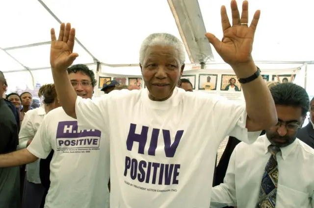 ex-presidente Nelson Mandela participandopix bet bônuscampanha contra a Aidspix bet bônusKhayelitsha