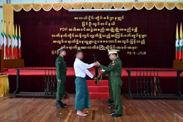  ဥပဒေဘောင်အတွင်းဝင်လာတယ်ဆိုတဲ့  PDF တွေကို ပြန်လည်ကြိုဆိုပွဲကို စစ်ကောင်စီက ပြင်ဦးလွင်မှာကျင်းပခဲ့ပါတယ်။