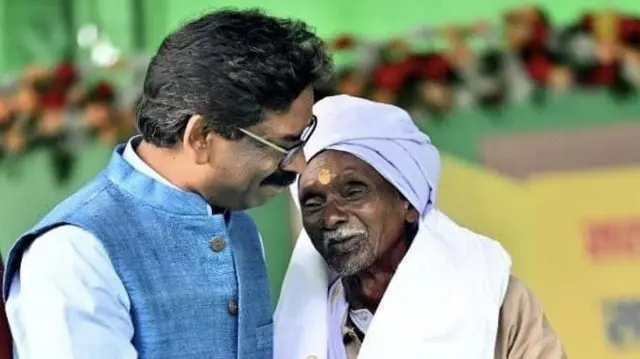 मुख्यमंत्री हेमेंत सोरेन के साथ बिरसा मुंडा के परिजन