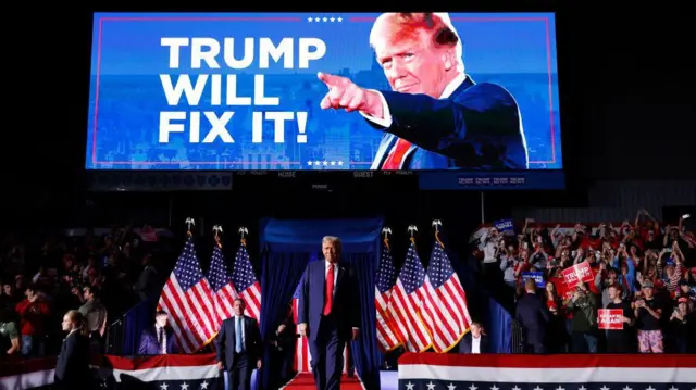 ၂၀၂၄ နိုဝင်ဘာတုန်းက မီချီဂန်မြို့မှာ မဲဆွယ်စည်းရုံးရေးပွဲမှာတွေ့ရတဲ့ သမ္မတထရမ့်