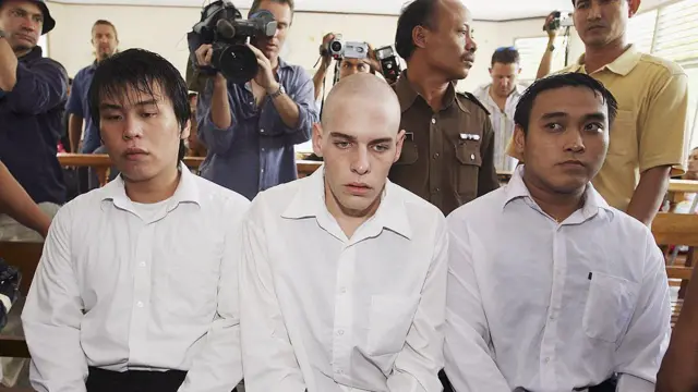 Matthew Norman duduk di antara Tan Duc Thanh Nguyen dan Si Yi Chen di ruang sidang Pengadilan Negeri Denpasar pada 15 Februari 2006.