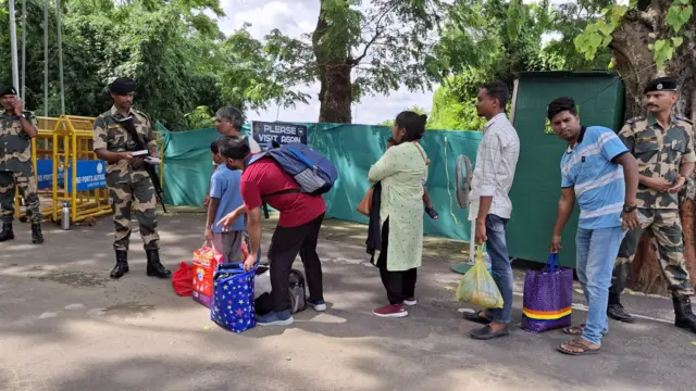 बांग्लादेश से वापिस लौट रहे भारतीय नागरिक