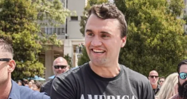 چارلي کرک د سان ډیاګو په مرکز کې له محصلینو او نورو خلکو سره د 'زما ذهن بدل کړه' په بڼه موضوعاتو خبرې وکړې