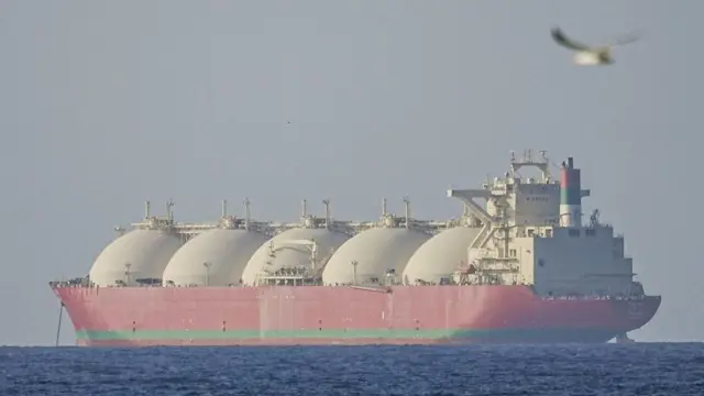 Vista dos navios rumando para o Estreito de Ormuz após o cessar-fogo temporário de duas semanas alcançado entre os Estados Unidos e o Irã, sob a condição de que o estreito fosse reaberto, em Omã, em 8 de abril de 2026.