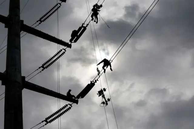 လျှပ်စစ်ဓာတ်အားလိုင်းတွေ ပြင်ဆင်နေတဲ့ ဝန်ထမ်းတွေ