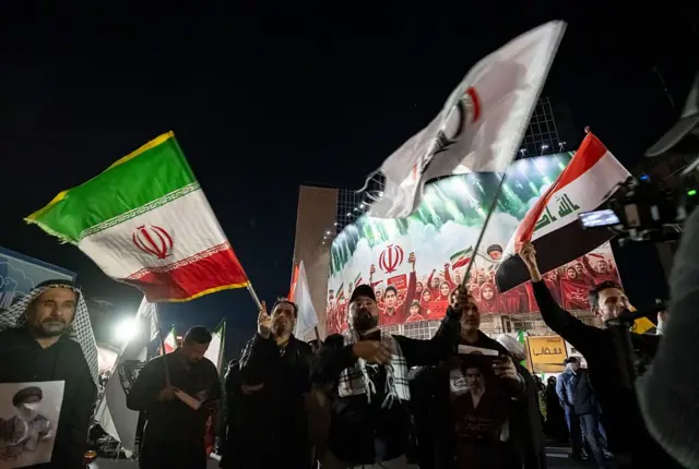 يرفع عناصر من الحشد الشعبي العراقي أعلام الحشد وإيران والعراق خلال مشاركتهم في تجمع مؤيد للحكومة في وسط العاصمة الإيرانية طهران، في 6 أبريل/نيسان 2026، وذلك في ظل استمرار العمليات العسكرية الأمريكية والإسرائيلية في البلاد.
