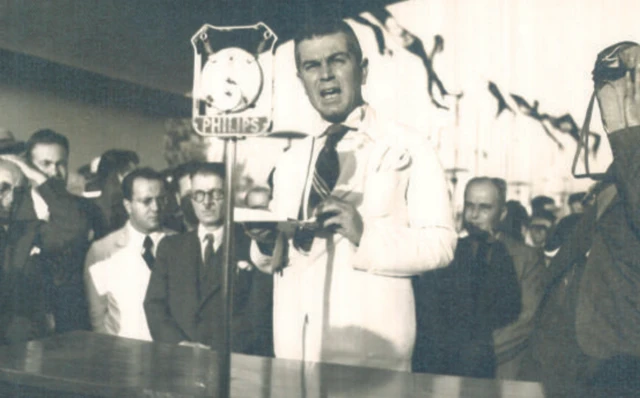 Beyaz takım elbiseli Behçet Uz, 1936'daki açılış konuşmasını yapıyor.