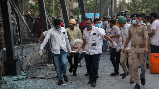 মৃতদেহ বের করে আনছে উদ্ধার কর্মীরা