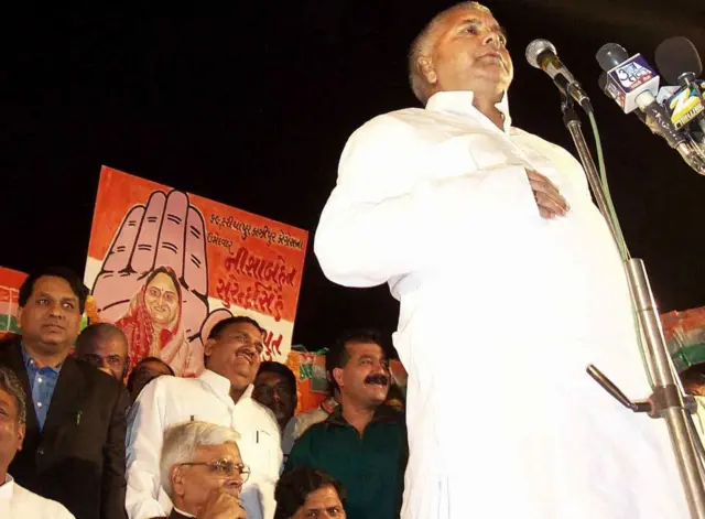 2002ની ગુજરાત વિધાનસભાની ચૂંટણી માટે અમદાવાદમાં કૉંગ્રેસના ઉમેદવાર માટે પ્રચાર કરવા આવેલા લાલુપ્રસાદ યાદવની સેમ પંથકીએ ખેંચેલી તસવીર