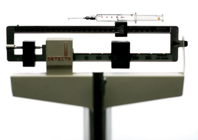 یک آمپول روی دستگاه سنجش وزن