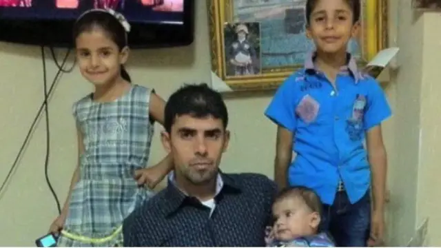 صالح وأبنائه محمد وملك وموسى في صورة عائلية التقطت قبل بضع سنوات