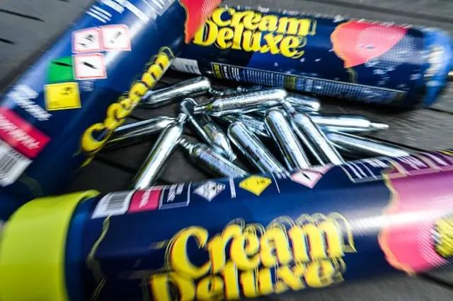 Foto ilustrasi ini diambil di Lille, pada 10 Mei 2022, menunjukkan kapsul nitrous oxide, juga disebut "gas tertawa", yang ditampilkan di atas meja. Mudah tersedia di internet, penggunaan gas tertawa untuk tujuan rekreasi telah meningkat dalam beberapa tahun terakhir.