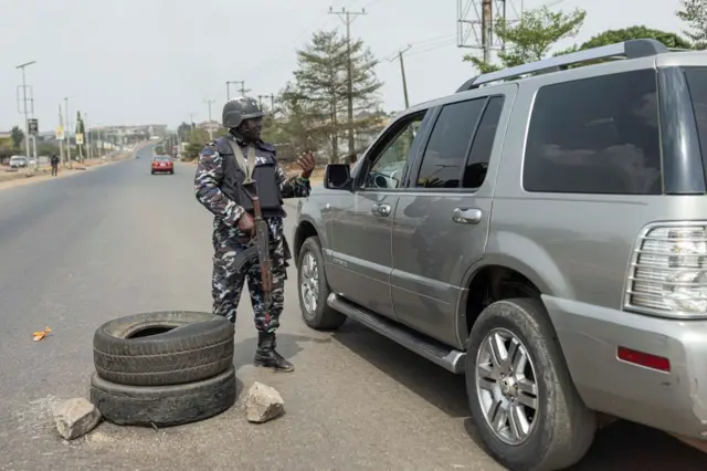 Ọlọpaa to n ba araalu sọrọ