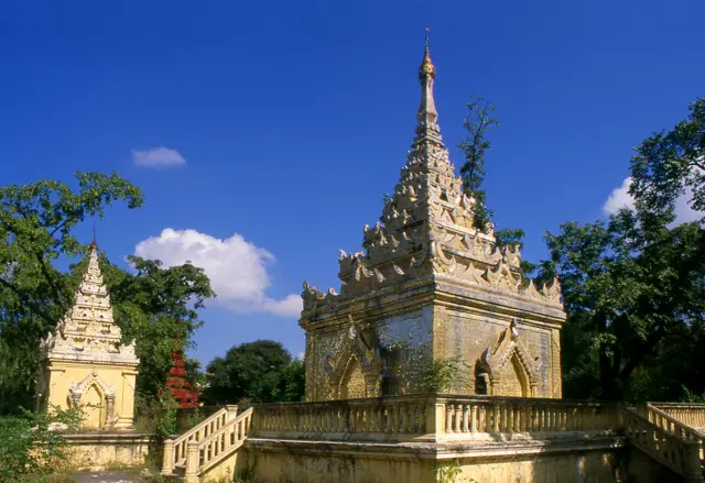 မန္တလေးနန်းတွင်းက မင်းတုန်းမင်းနဲ့ ဆင်ဖြူမရှင်တို့ရဲ့ ဂူနန်းပြာသာဒ်များ 