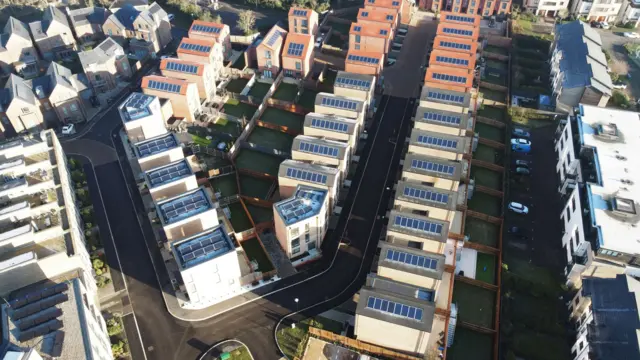 Un quartier dont les toits des maisons sont équipés de panneaux solaires