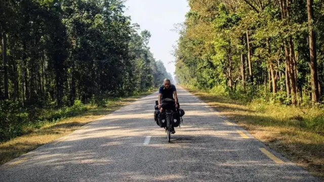 Jamie melalui jalan yang pernah dilintasi sang ayah di Nepal, pada 2025.
