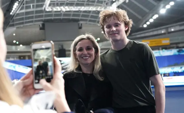Илья Малинин фотографируется с мамой Татьяной