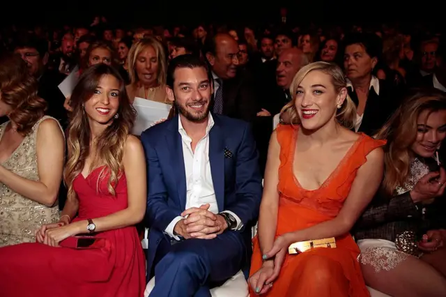 Jonathan Andic en un desfile con dos mujeres. 