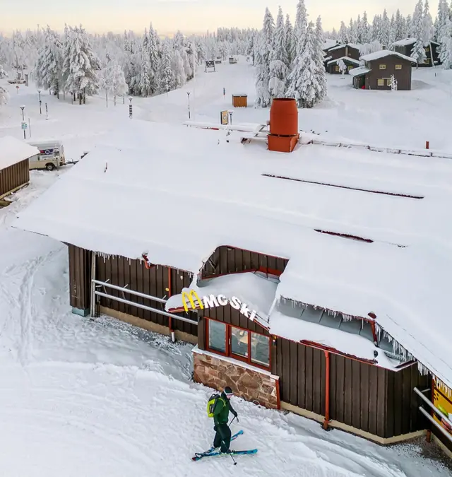 Лижник біля будівлі Макдональдс в снігу з написом McSki