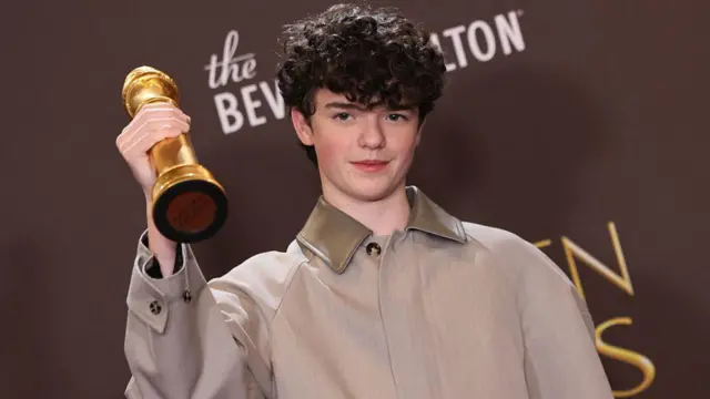 El actor británico Owen Cooper posa en la sala de prensa con su premio a Mejor Actor de Reparto en Televisión por "Adolescencia" durante la 83ª entrega anual de los Globos de Oro en el hotel Beverly Hilton en Beverly Hills, California, el 11 de enero de 2026. (Foto de Etienne Laurent / AFP vía Getty Images)