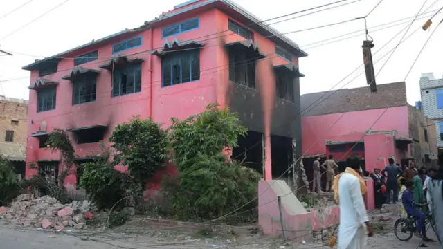 ফয়সালাবাদে গির্জায় আগুন দেয়া হয়েছে।