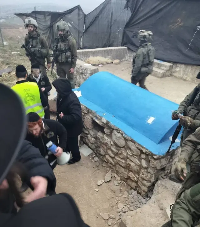 مقام الحاخام آشي وعدد من أفراد الجيش الإسرائيلي