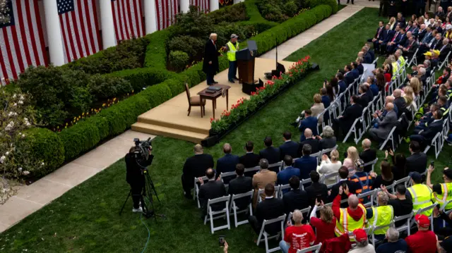 ह्वाइट हाउसको रोज गार्डनमा आयात शुल्क वृद्धिको घोषणा गर्दै डोनल्ड ट्रम्प