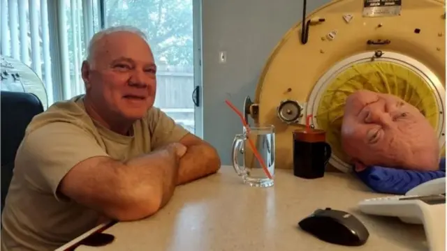 पॉल त्यांचे भाऊ फिलिप अलेक्झांडर यांच्यासोबत 